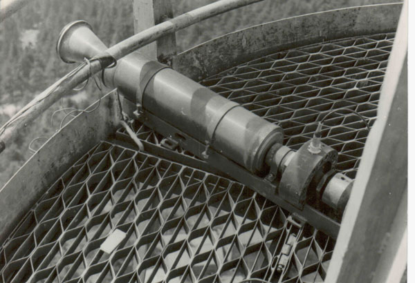 Raketový motor umístěný na ochozu ocelové části ještědské věže při dynamických zkouškách. 