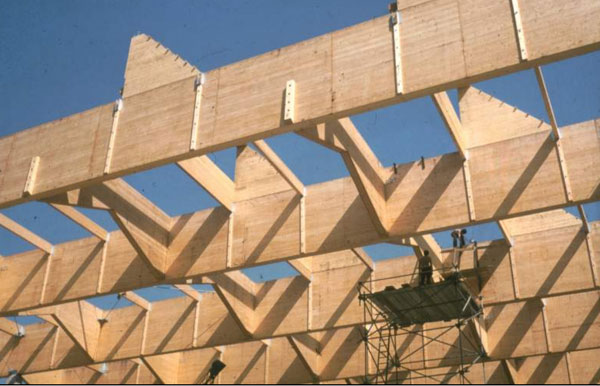 Obr. 3. Dřevěná nosná střešní konstrukce ve stadiu montáže 
