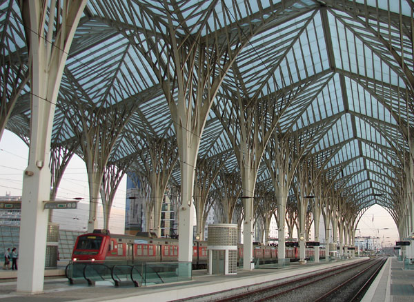 Lisabon - zastřešený prostor kolejiště a peronu železničního nádraží Station Oriente