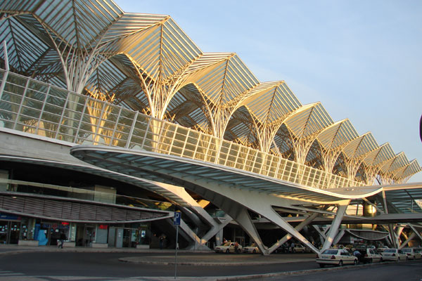 Lisabon - kontakt autobusového terminálu se železničním nádražím