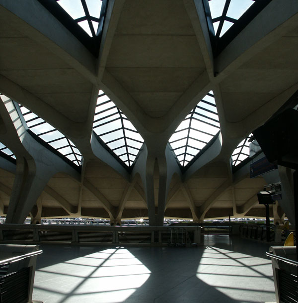 Lyon - interiér odbavovací haly nádraží rychlovlaků TGV na letišti Aéroport Antoine de Saint-Exupéry 