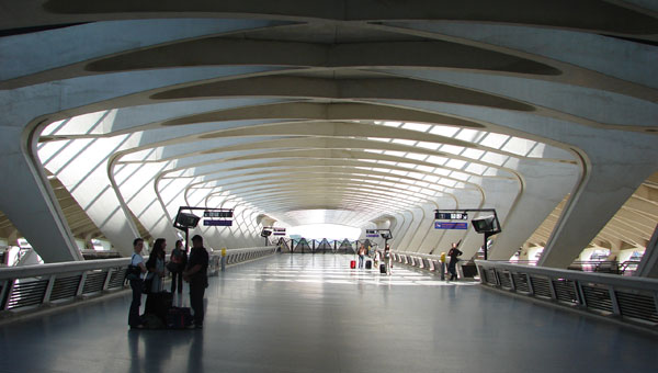 ¤ Lyon - přístupový pěší koridor nad nástupištěm nádraží rychlovlaků TGV 