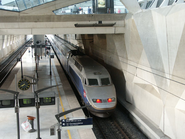 Lyon - nástupiště s rychlovlakem TGV na nádraží u letiště