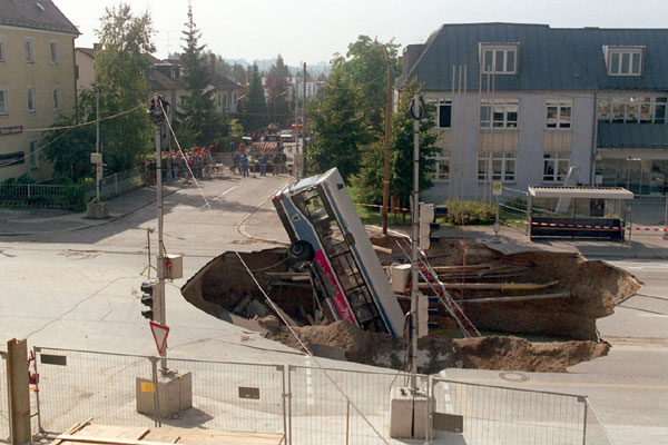 Obr. 2. Autobus zapadlý do propadu tunelu v Mnichově.