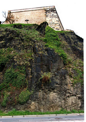 Situace vyšehradské barokní hradby na skalním ostrohu