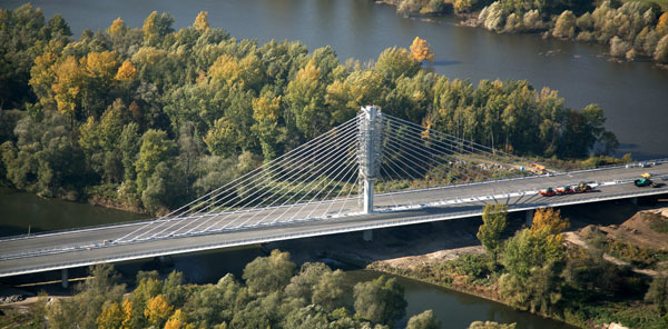 Obr. 9. Pylon mostu se závěsy tvoří dominantu dálnice D 47