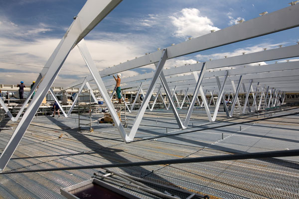 Ocelová konstrukce střechy se skládá z masivního obvodového věnce, střešních nosníků a podpor