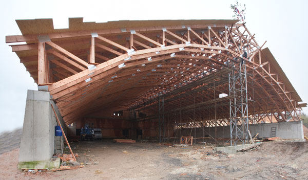 Dřevěná příhradová konstrukce zastřešení tenisové haly v Turnově