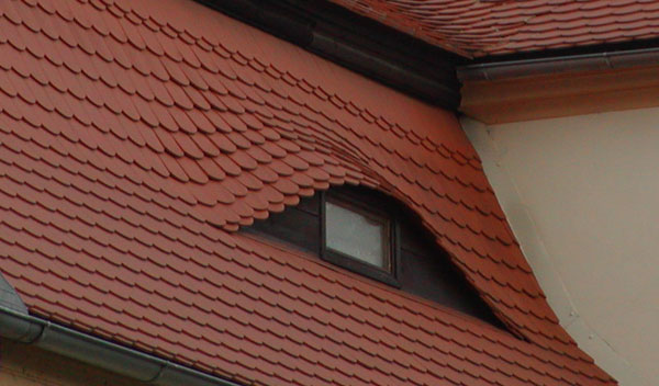 Ukázkový příklad velmi kvalitně provedených tvarově náročných detailů střechy