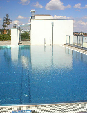 Bazén na střeše slouží pro všechny nájemníky
