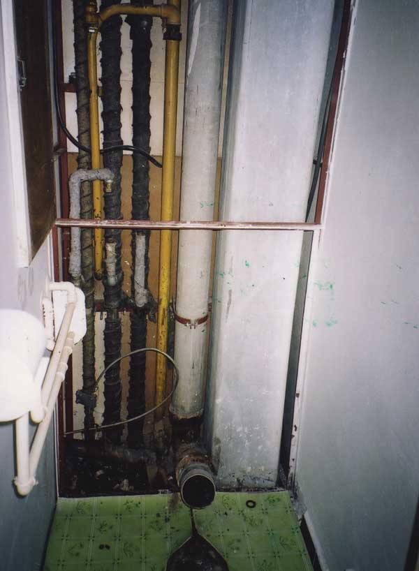 Vodovodní a kanalizační potrubí instalační šachty před rekonstrukci
