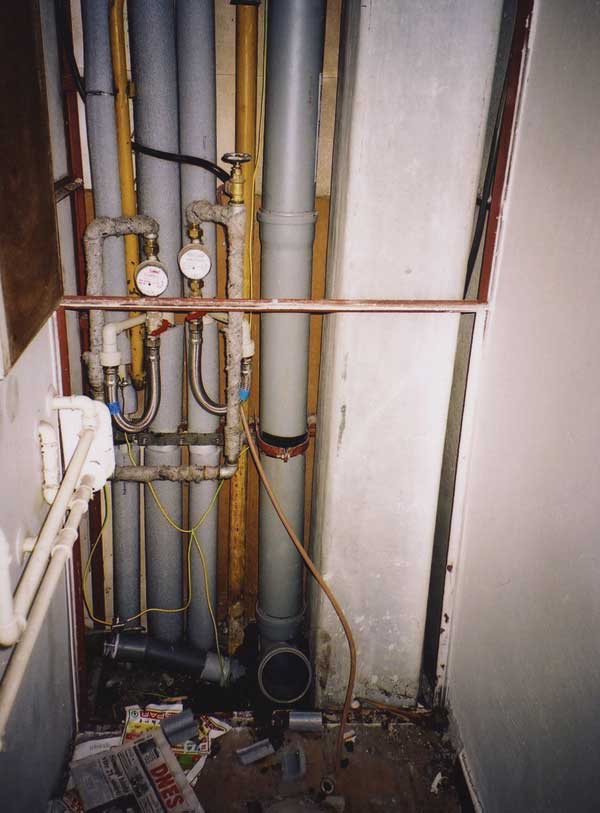 Vodovodní a kanalizační potrubí instalační šachty po rekonstrukci