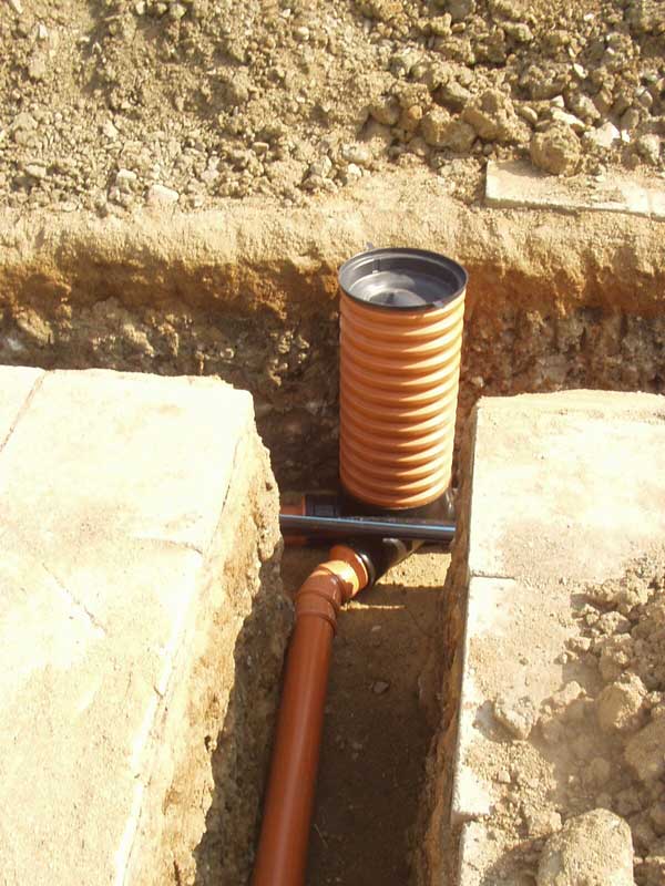 Kanalizační potrubí z PVC pro uložení do země se vyrábí v barvě červenohnědé