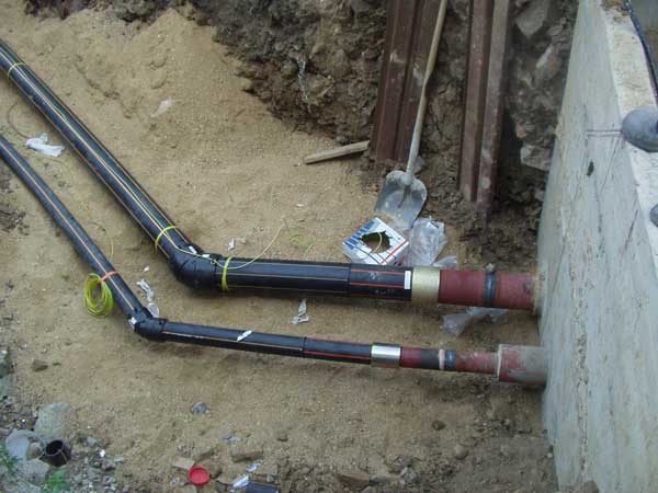 Pro plynovody a přípojky uložené v zemi se používá potrubí z vysokohustotního polyetylenu (PE-HD)