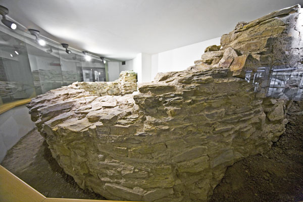 Část nálezu bašty parkánových hradeb je na rozdíl od pravěkého valu vizuálně přístupná návštěvníkům