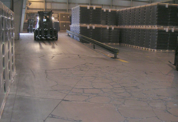 Obr. 4. Rozlámaná drátkobetonová podlaha pod rampou