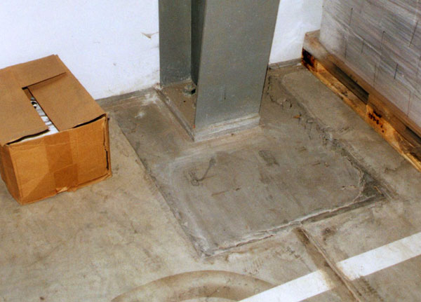 Obr. 14. Poškození podlahy pootočením malé betonové patky