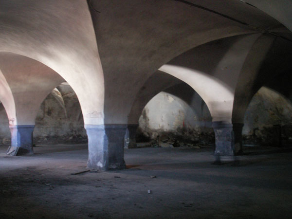 Obr. 4. Rozsáhlé interiéry v 1. NP, klenby stažené do kamenných pilířů.