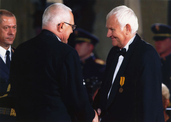 Prezident Václav Klaus předává 28. října 2008 Josefu Podzimkovi Medaili Za zásluhy o vlast v oblasti hospodářské