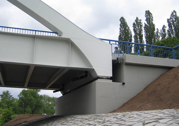 Detail přechodu mostního oblouku na trám