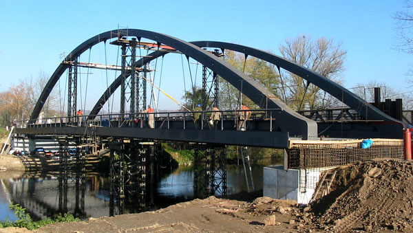 Montáž ocelové konstrukce mostu