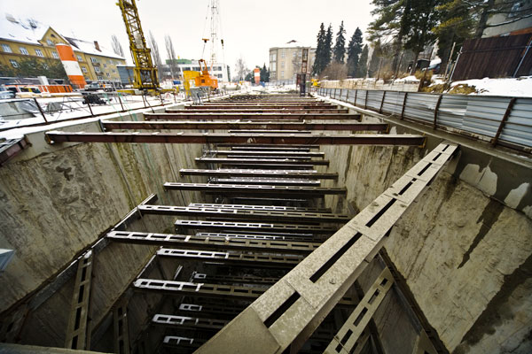 Výstavba sedmi podzemních podlaží technologického centra