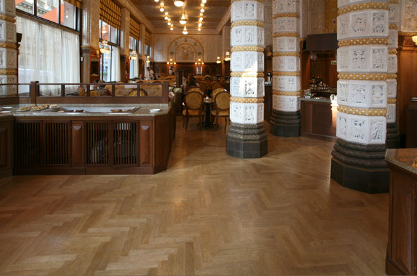 Podlaha z dubových vlysů v kavárně