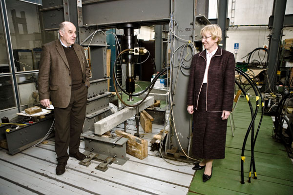 Profesorka Alena Kohoutková a inženýr Vladimír Brejcha v jedné z laboratoří, kde probíhá výzkum materiálů na bázi vláknobetonu