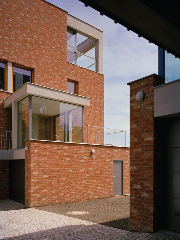 Jednotlivé stavby se liší i řešením okenních otvorů ve fasádách