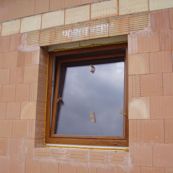 Čistota řešení napojení ostění pro roletovou schránku na okno