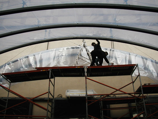Obr. 5. Zastřešení hospodářského dvora Nosticova paláce, montáž ETFE polštářů