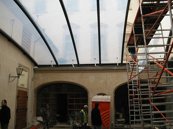 Obr. 6. Zastřešení hospodářského dvora Nosticova paláce, montáž ETFE polštářů