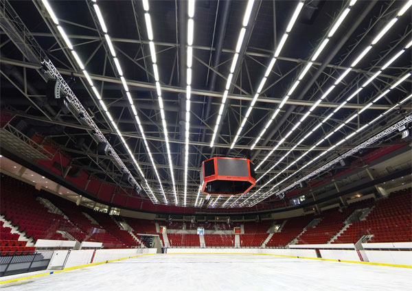 Po zasunutí pohyblivých stupňů hlediště a instalaci mobilní palubkové podlahy lze v hlavní hale provozovat sálové sporty.