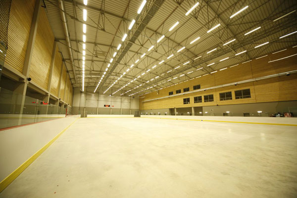 Základní plocha tréninkové haly je 60x29 m, hlediště má kapacitu 50 diváků.