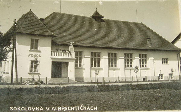 Sokolovna v Albrechtičkách, původní stav