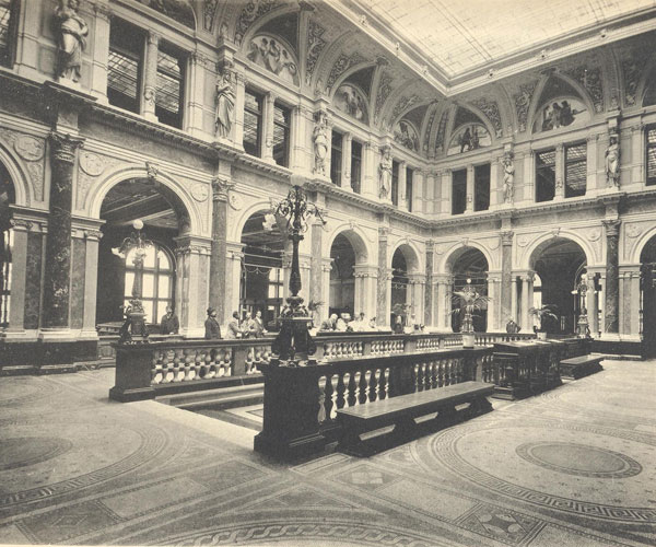 Archivní fotografie interiéru budovy krátce po jejím otevření