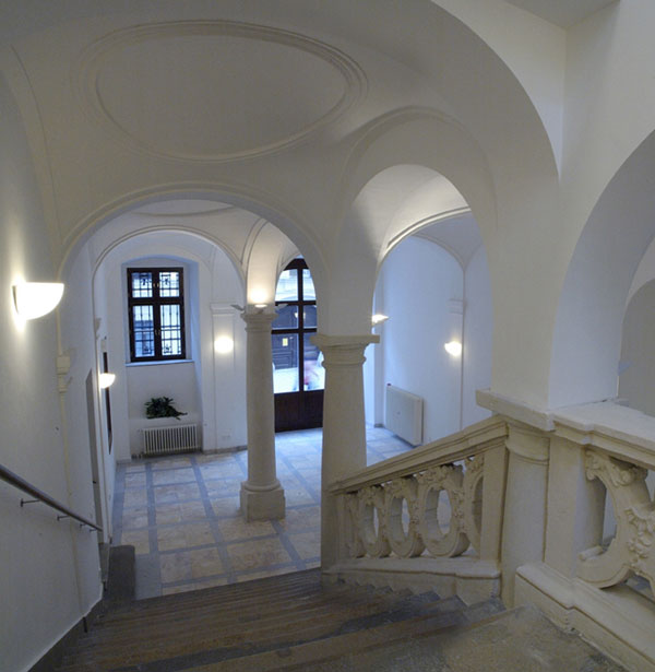 Zachované schodište v Paláci Uhorskej královskej komory