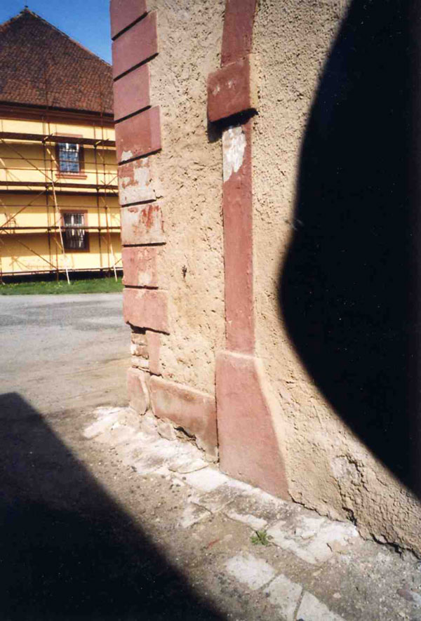 Fasády bývalých koníren v Malé pevnosti v Terezíně. Stav před obnovou.