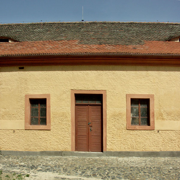 Fasády bývalých koníren v Malé pevnosti v Terezíně. Stav po obnově v roce 2008.
