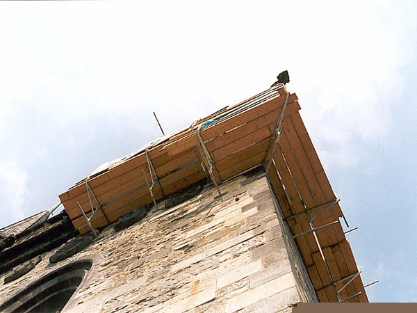 Obr. 2. Podlážka lešení byla tvořena fošnami délky 3 m, které byly přiraženy až k obvodovému plášti věže