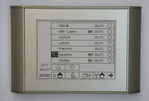 Obr. 2. Dotykový LCD panel pro ovládání systému