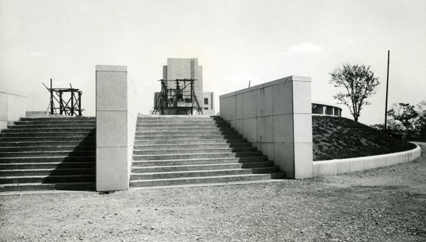 Hlavní vstup do prostoru Památníku na konci 30. let dvacátého století