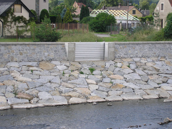 Obytná zástavba městské části Popovice na pravém břehu je chráněna před rozlivem povodňového průtoku nově zbudovanou protipovodňovou zídkou v celé délce úpravy.
