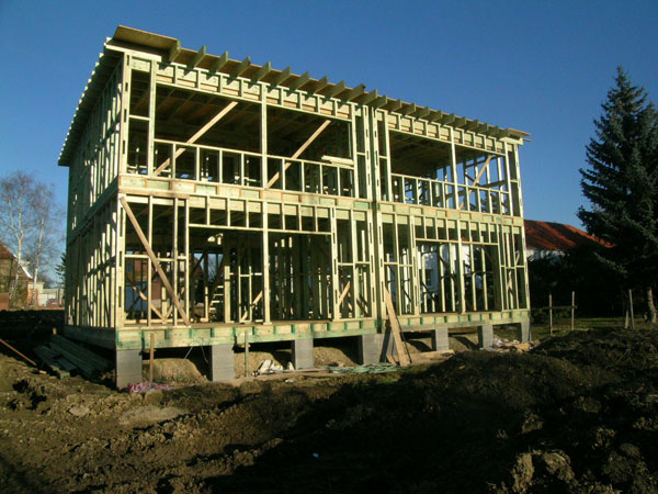 Dřevěná rámová konstrukce nízkoenergetického rodinného domu ve Vysokém Mýtě