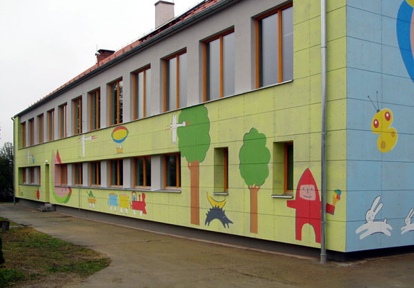 Obr. 3. Fasáda obnovované mateřské školy s obkladovými deskami Cetris