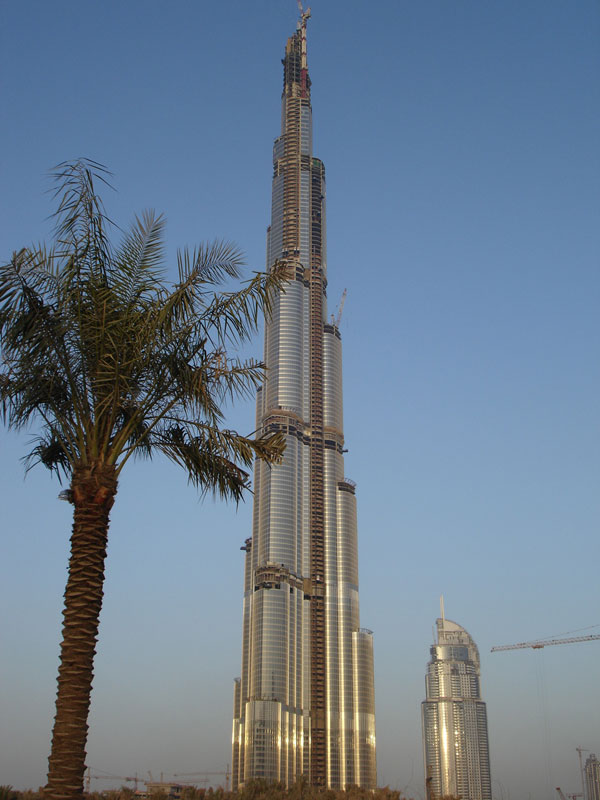 Celkový pohled na Burdž Dubaj ve finálních etapách stavby.