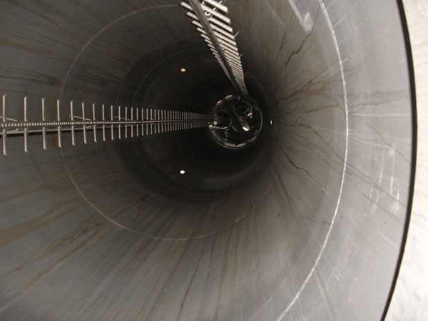 Unikátní pohled na vnitřek finálního tubusu na Burdž Dubaj ve výšce cca 750 m