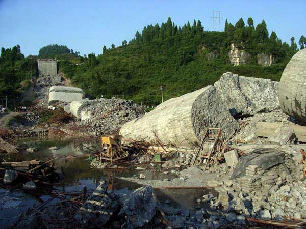 Obr. 4. Roztrieštený betón po náhlom zrútení 320 m mostu v Číne