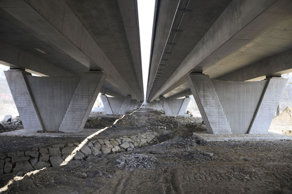 Most v km 140,745 převádí dálnici ve výšce osmi metrů