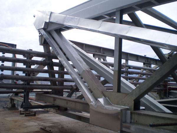 Obr. 7. Předpínání a zesílení stávajících ocelových příhradových vazníků na střeše bloku, 2x18 lan, přitížení více jak 180 t